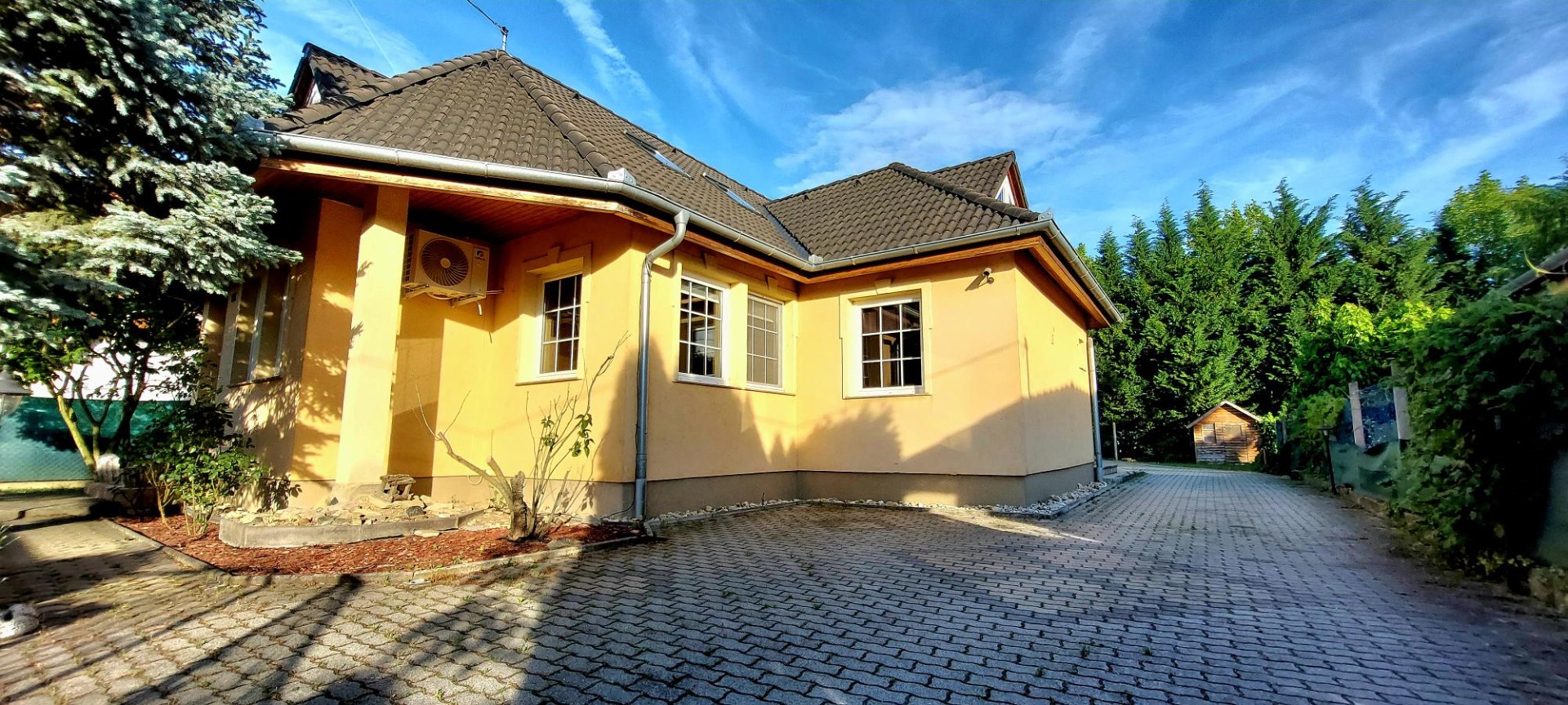 Szombathely - barátságos, tágas otthon, harmonikus színekkel gyönyörű környezetben, parkosított kerttel, a kámoni városrészen