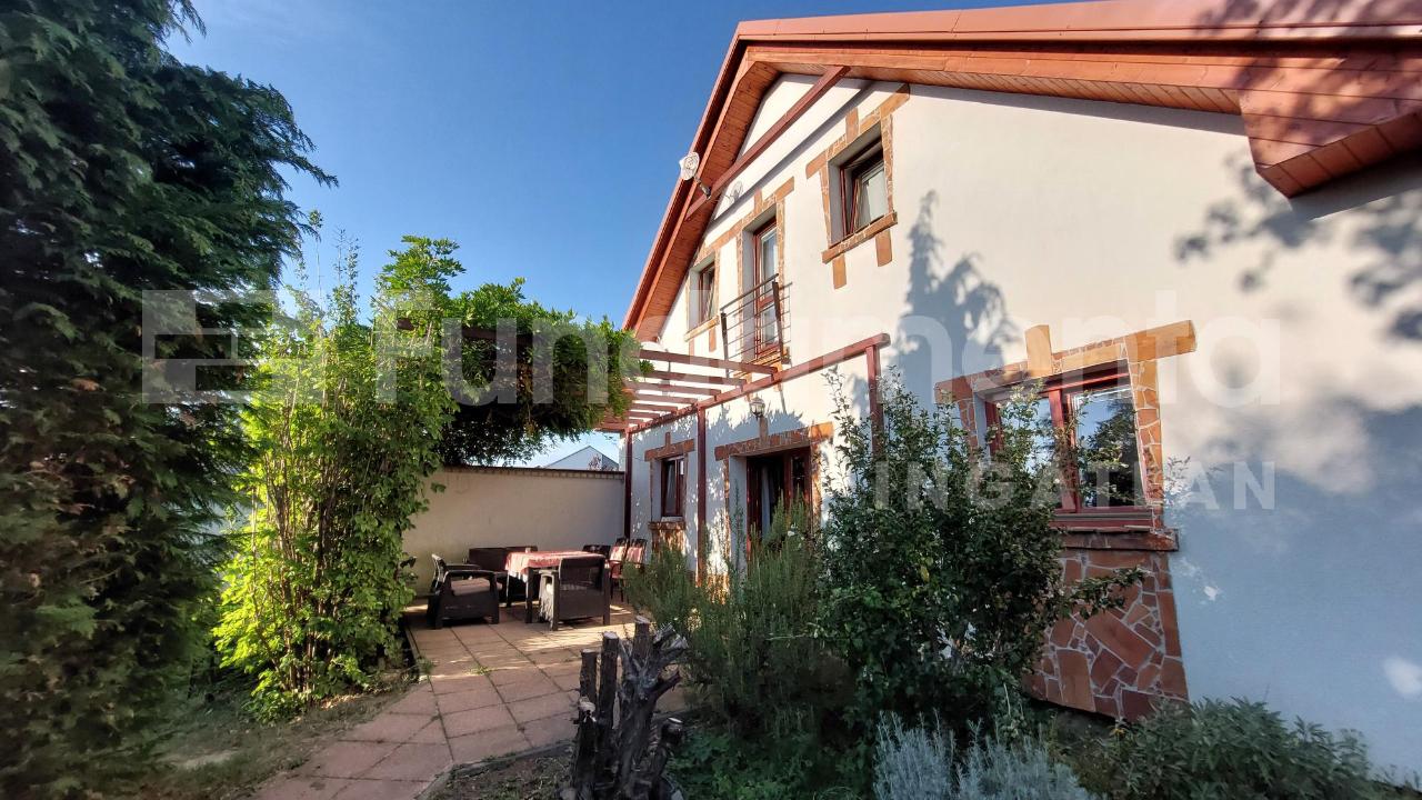 Nárai - Ónémet hatású családi ház, 6 szoba, 140m2, kert: 1.040m2